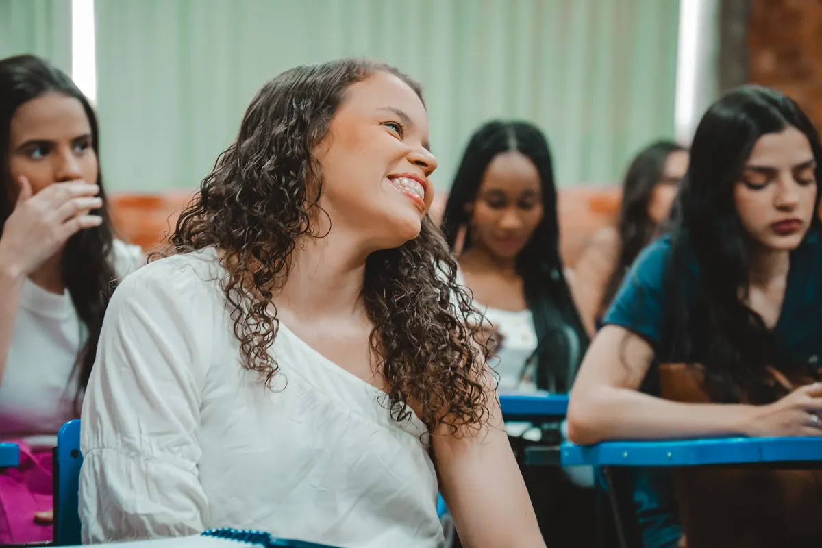 Aluna sorrindo durante a aula na UNIFIS